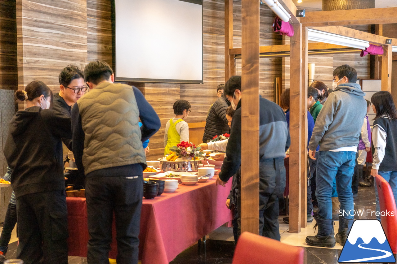 たくさん滑って、いっぱい食べて☆楽しいイベントが帰ってきた！ めもるホールディングス presents プロスキーヤー・井山敬介さんと行く『雪育ツアー』2024 in 恵庭｜ダイナスティスキーリゾート